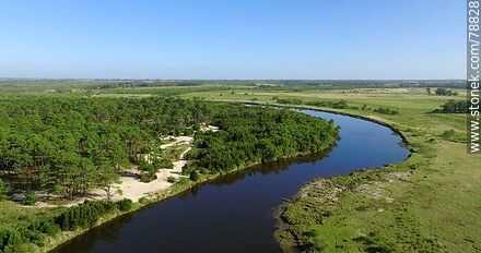 Foto aérea del arroyo Pando aguas arriba - Departamento de Canelones - URUGUAY. Foto No. 78828
