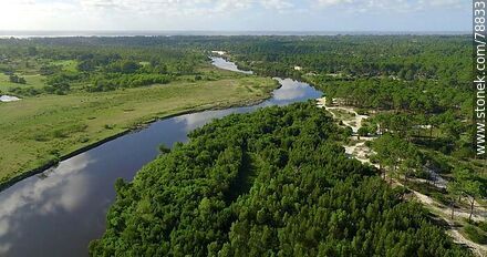Foto aérea del arroyo Pando aguas abajo. Reflejo de las nubes sobre el agua - Departamento de Canelones - URUGUAY. Foto No. 78833