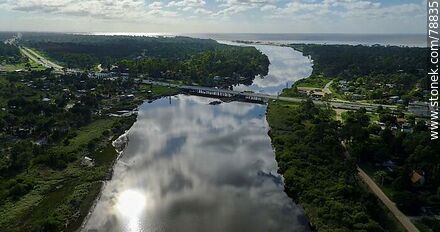 Foto aérea del arroyo Pando atravesado por el puente de Ruta Interbalnearia. Peaje - Departamento de Canelones - URUGUAY. Foto No. 78835