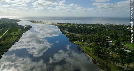 Foto aérea del reflejo del cielo y sus nubes sobre el arroyo Pando - Departamento de Canelones - URUGUAY. Foto No. 78839