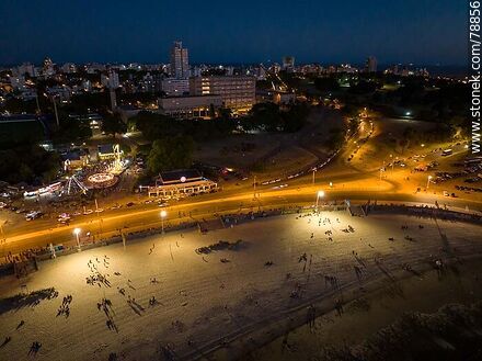 Foto aérea de la playa Ramírez iluminada, Parque Rodó y la Facultad de ingeniería - Departamento de Montevideo - URUGUAY. Foto No. 78856