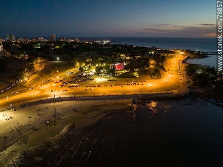 Foto aérea de la rambla y el Teatro de Verano al anochecer - Departamento de Montevideo - URUGUAY. Foto No. 78857