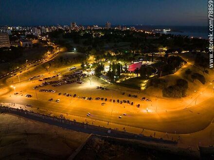 Foto aérea de la rambla y el Teatro de Verano al anochecer - Departamento de Montevideo - URUGUAY. Foto No. 78859