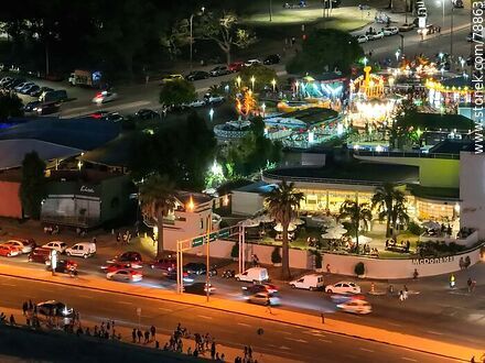 Foto aérea nocturna de MacDonald's y los juegos del Parque Rodó - Departamento de Montevideo - URUGUAY. Foto No. 78863
