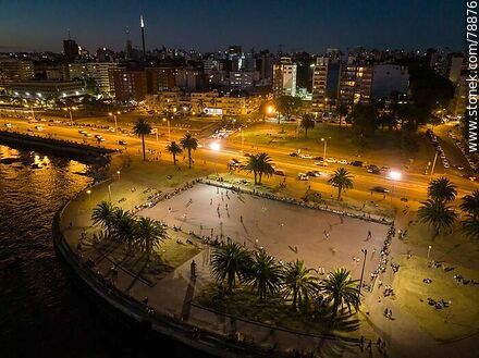 Foto aérea de la pista de patinaje y la rambla sur al caer la noche - Departamento de Montevideo - URUGUAY. Foto No. 78876