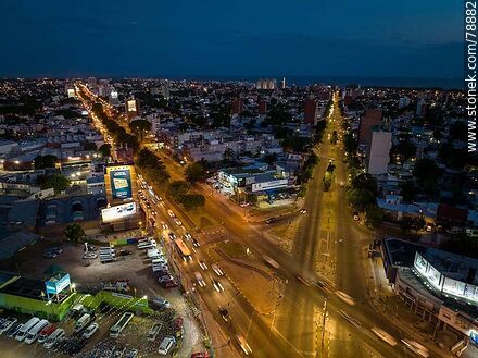 Foto aérea del cruce de Avenida Italia y el Bulevar Batlle y Ordóñez al anochecer - Departamento de Montevideo - URUGUAY. Foto No. 78882