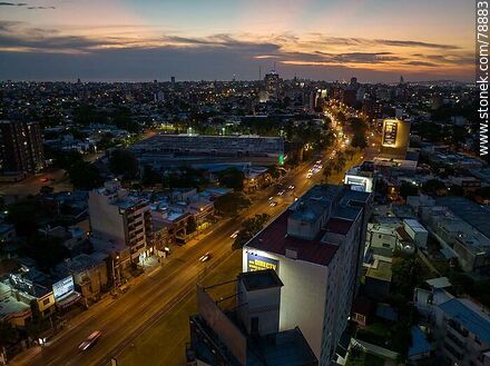 Foto aérea de Avenida Italia al anochecer - Departamento de Montevideo - URUGUAY. Foto No. 78883