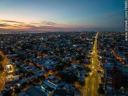 Foto aérea del bulevar Batlle y Ordóñez vista al norte al anochecer - Department of Montevideo - URUGUAY. Photo #78885