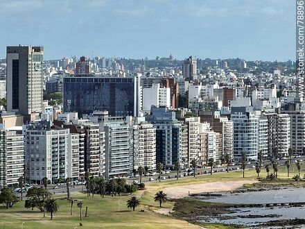 Foto aérea de la rambla de Punta Carretas y el resto de la ciudad - Departamento de Montevideo - URUGUAY. Foto No. 78896
