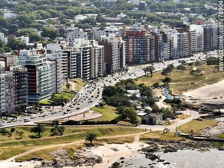 Foto aérea de los edificios sobre la rambla de Malvín - Departamento de Montevideo - URUGUAY. Foto No. 78904