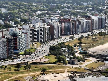 Foto aérea de los edificios sobre la rambla de Malvín - Departamento de Montevideo - URUGUAY. Foto No. 78905