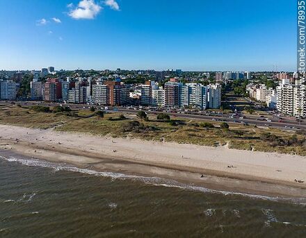 Foto aérea de la playa y rambla de Malvín frente a Concepción del Uruguay - Departamento de Montevideo - URUGUAY. Foto No. 78935