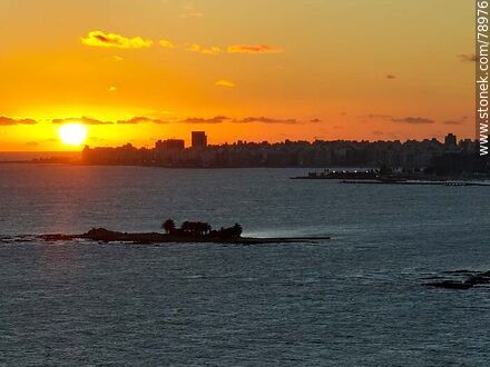 Foto aérea de la puesta del sol y la Isla de las Gaviotas - Departamento de Montevideo - URUGUAY. Foto No. 78976