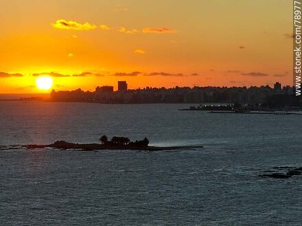 Foto aérea de la puesta del sol y la Isla de las Gaviotas - Departamento de Montevideo - URUGUAY. Foto No. 78977