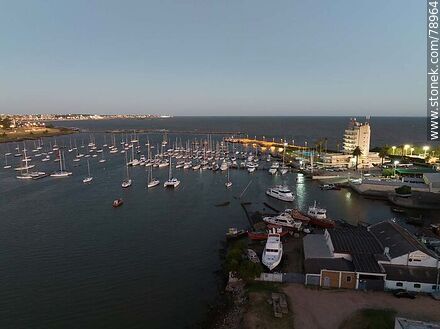 Foto aérea del puerto del Buceo al atardecer - Departamento de Montevideo - URUGUAY. Foto No. 78964