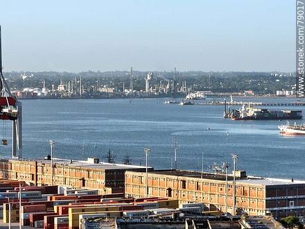 Vista aérea de contenedores y la bahía - Departamento de Montevideo - URUGUAY. Foto No. 79017