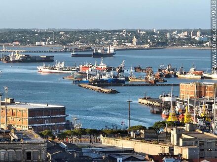 Vista aérea de la base naval Teniente de Navío Carlos Machitelli y la bahía con algunos barcos chatarra - Departamento de Montevideo - URUGUAY. Foto No. 79018