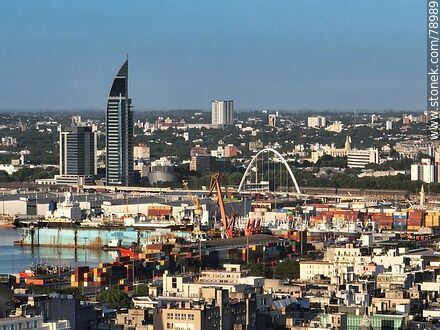 Vista aérea de parte de la Ciudad Vieja, puerto, Aguada Park, torre Antel, Nuevocentro - Departamento de Montevideo - URUGUAY. Foto No. 78989