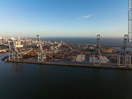 Vista aérea de la Terminal Cuenca del Plata en el puerto de Montevideo al atardecer - Departamento de Montevideo - URUGUAY. Foto No. 79006