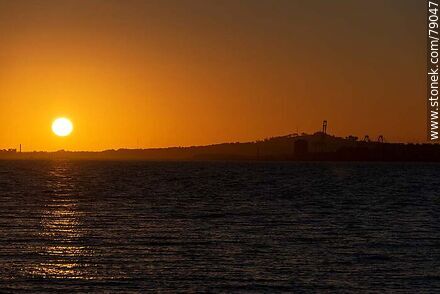Silueta al atardecer contra el sol del ex frigorífico Swift en el Cerro y la fortaleza - Department of Montevideo - URUGUAY. Photo #79047