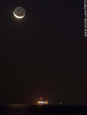 La luna nueva y un barco ingresando a puerto - Departamento de Montevideo - URUGUAY. Foto No. 79072