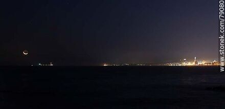 La luna nueva próxima a ocultarse en el mar frente al puerto de Montevideo - Departamento de Montevideo - URUGUAY. Foto No. 79080