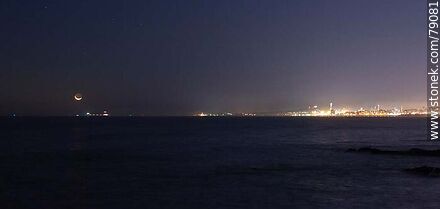 La luna nueva próxima a ocultarse en el mar frente al puerto de Montevideo - Departamento de Montevideo - URUGUAY. Foto No. 79081