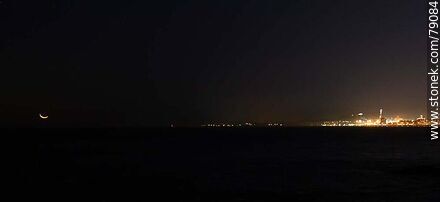 La luna nueva próxima a ocultarse en el mar frente al puerto de Montevideo - Departamento de Montevideo - URUGUAY. Foto No. 79084