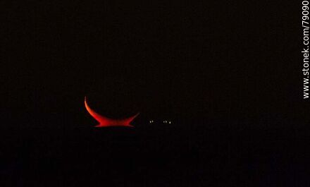 Último destello de luz rojiza de la luna nueva pegada al mar -  - IMÁGENES VARIAS. Foto No. 79090