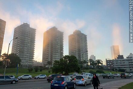 Resplandor en la bruma entre los edificios - Departamento de Montevideo - URUGUAY. Foto No. 79132