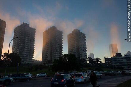 Resplandor en la bruma entre los edificios - Department of Montevideo - URUGUAY. Photo #79133