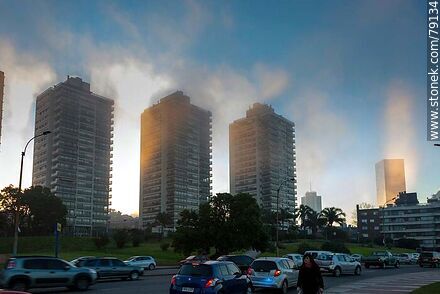 Resplandor en la bruma entre los edificios - Department of Montevideo - URUGUAY. Photo #79134