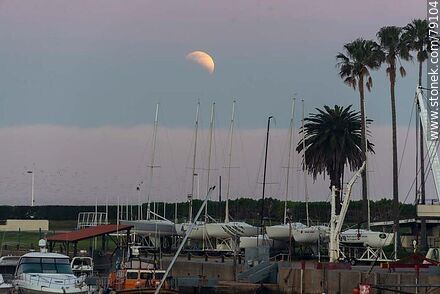 El eclipse parcial de luna que asoma por encima de la bruma marina el 16 de julio de 2019 - Department of Montevideo - URUGUAY. Photo #79104
