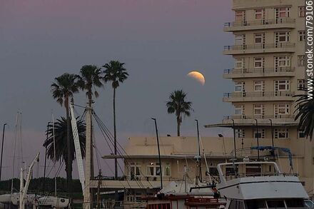 Eclipse parcial de luna con el entorno del Yatcht Club el 16 de julio de 2019 - Department of Montevideo - URUGUAY. Photo #79106