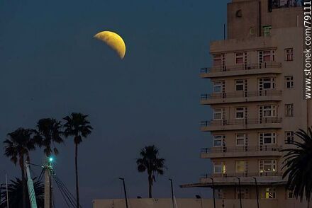 Eclipse parcial de luna con el entorno del Yatcht Club el 16 de julio de 2019 - Department of Montevideo - URUGUAY. Photo #79111