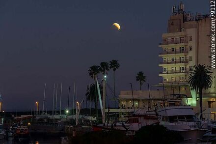 Eclipse parcial de luna al anochecer con el entorno del Yatcht Club el 16 de julio de 2019 - Department of Montevideo - URUGUAY. Photo #79112