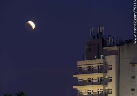 Eclipse parcial de luna al anochecer con el entorno del Yatcht Club el 16 de julio de 2019 - Departamento de Montevideo - URUGUAY. Foto No. 79116