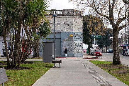 Mural en relieve frente a la plaza 19 de Abril - Departamento de Maldonado - URUGUAY. Foto No. 79253