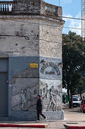 Mural con relieve frente a la plaza - Departamento de Maldonado - URUGUAY. Foto No. 79274
