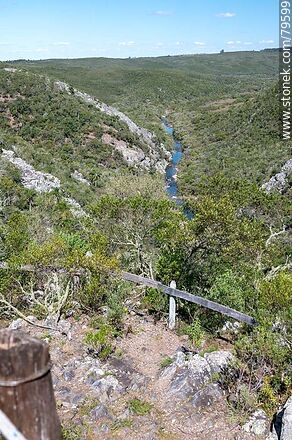El arroyo Yerbal Chico. Baranda de ayuda para los escaladores - Departamento de Treinta y Tres - URUGUAY. Foto No. 79599