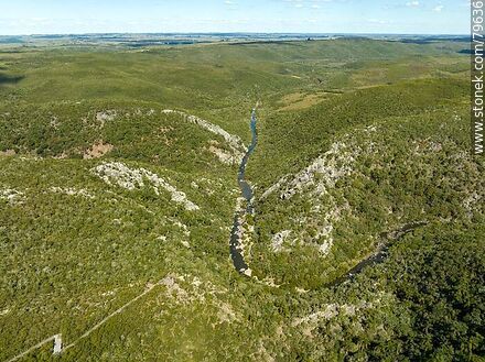 Vista aérea del arroyo Yerbal Chico entre los cerros de la quebrada - Departamento de Treinta y Tres - URUGUAY. Foto No. 79636