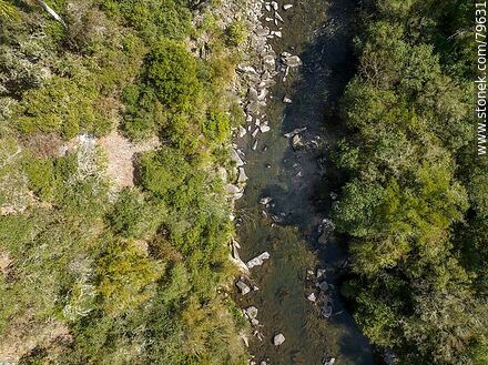 Vista aérea del arroyo Yerbal Chico entre las rocas de la quebrada - Departamento de Treinta y Tres - URUGUAY. Foto No. 79631