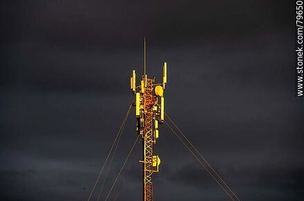 Torre de antenas de telefonía celular y microondas con el sol y contra las nubes -  - IMÁGENES VARIAS. Foto No. 79650