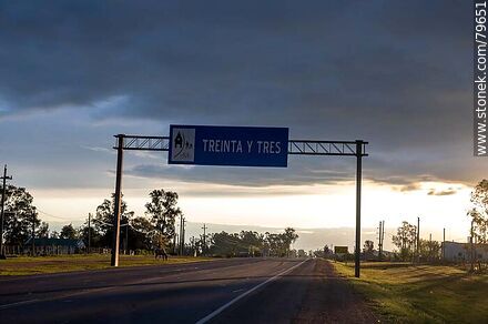 Entrance sign to the city of Treinta y Tres through route 17. - Department of Treinta y Tres - URUGUAY. Photo #79651