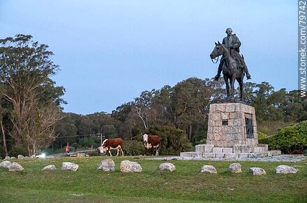 Estatua de Artigas frente a la fortaleza de Santa Teresa - Departamento de Rocha - URUGUAY. Foto No. 79742