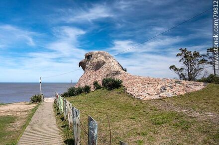 El Águila mirando hacia la playa - Departamento de Canelones - URUGUAY. Foto No. 79812