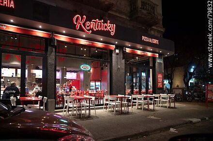 Bar Kentucky en Bulevar Artigas - Departamento de Montevideo - URUGUAY. Foto No. 79832