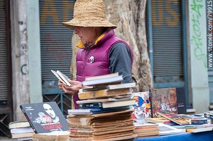 Vendedor de libros - Departamento de Montevideo - URUGUAY. Foto No. 79915