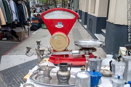Balanza, candelabro, jarras y cafeteras de metal - Departamento de Montevideo - URUGUAY. Foto No. 79923