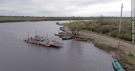 Vista aérea de la balsa para cruzar el arroyo El Parao - Departamento de Treinta y Tres - URUGUAY. Foto No. 79935